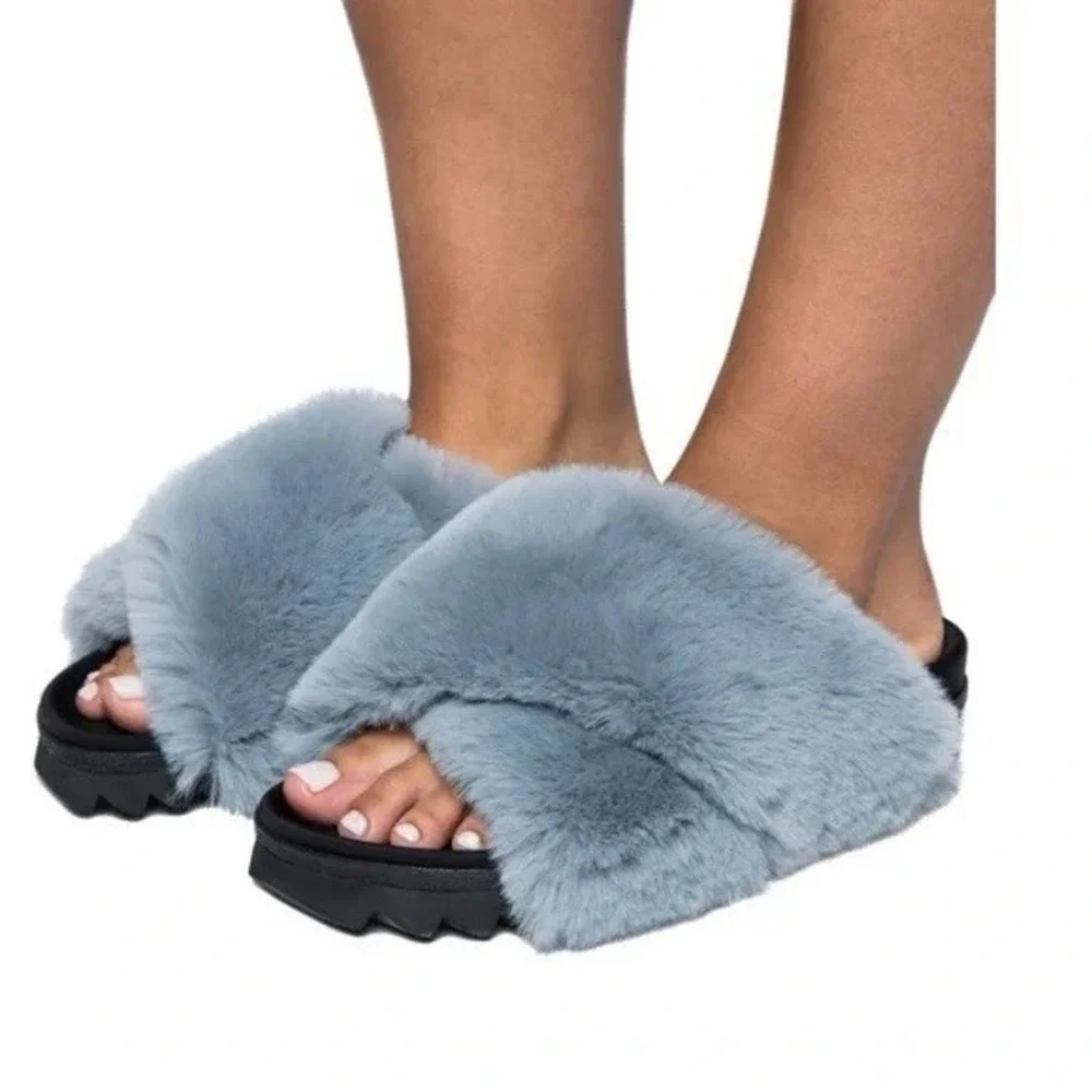 NWOT ROAM‎ Cloud Slipper Slides Icy Blue Furry Sz 37 Faux Fur Chic Fuzzy